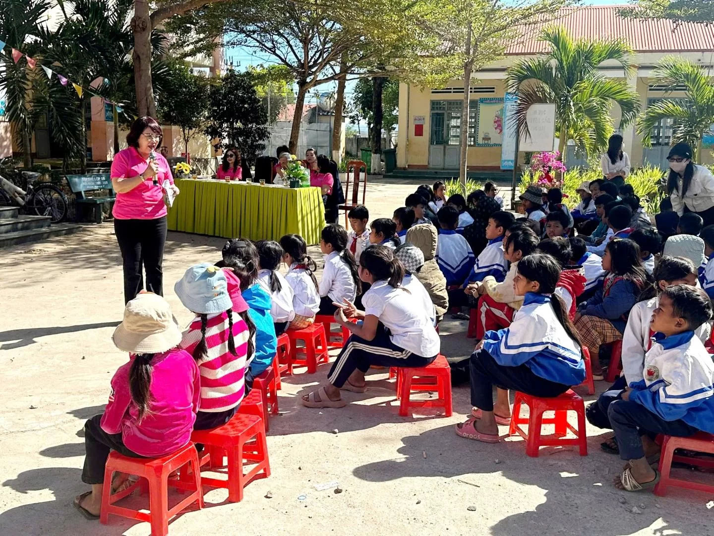  chia sẻ với các em học sinh Trường Tiểu học Đăk Tơ Ver