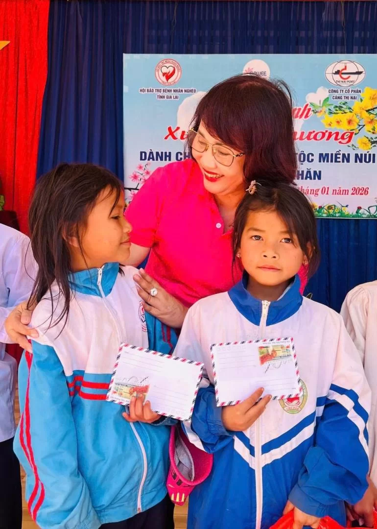 Bà Đồng Thị Ánh động viên các em học sinh. 