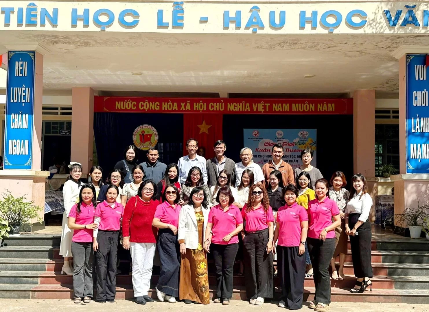 Đoàn công tác chương trình Xuân yêu thương 2026 chụp ảnh lưu niệm với đại diện Trường Tiểu học Đăk Tơ Ver 