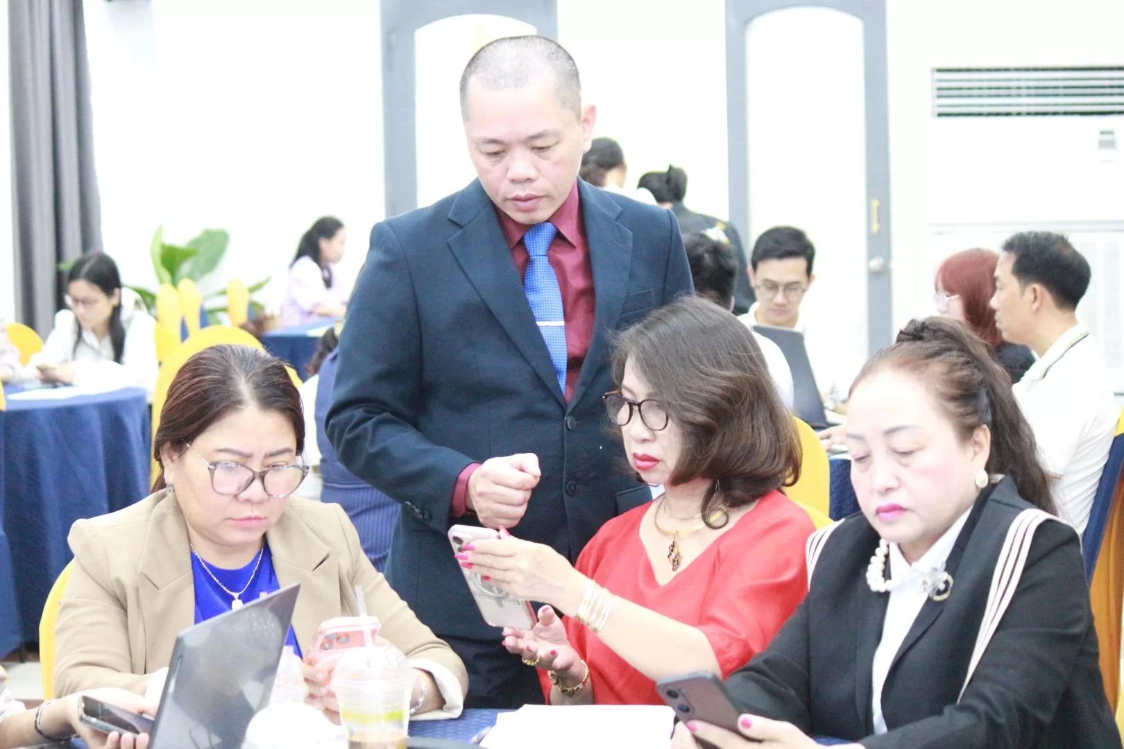 Các học viên thực hành ứng dụng AI trong kinh doanh với sự hướng dẫn trực tiếp của các chuyên gia