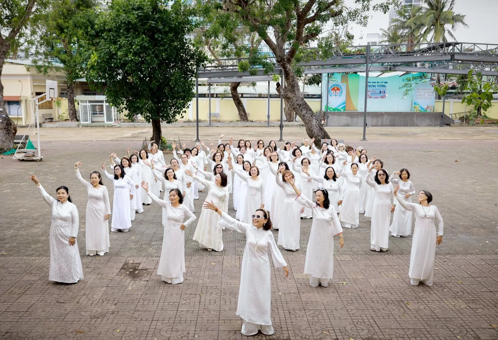 Các cựu nữ sinh Cùng nhau đồng diễn dưới sân trường xưa