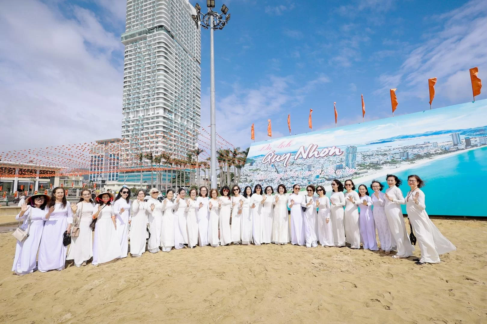 Các cựu nữ sinh thăm lại biển Quy Nhơn ngày nào