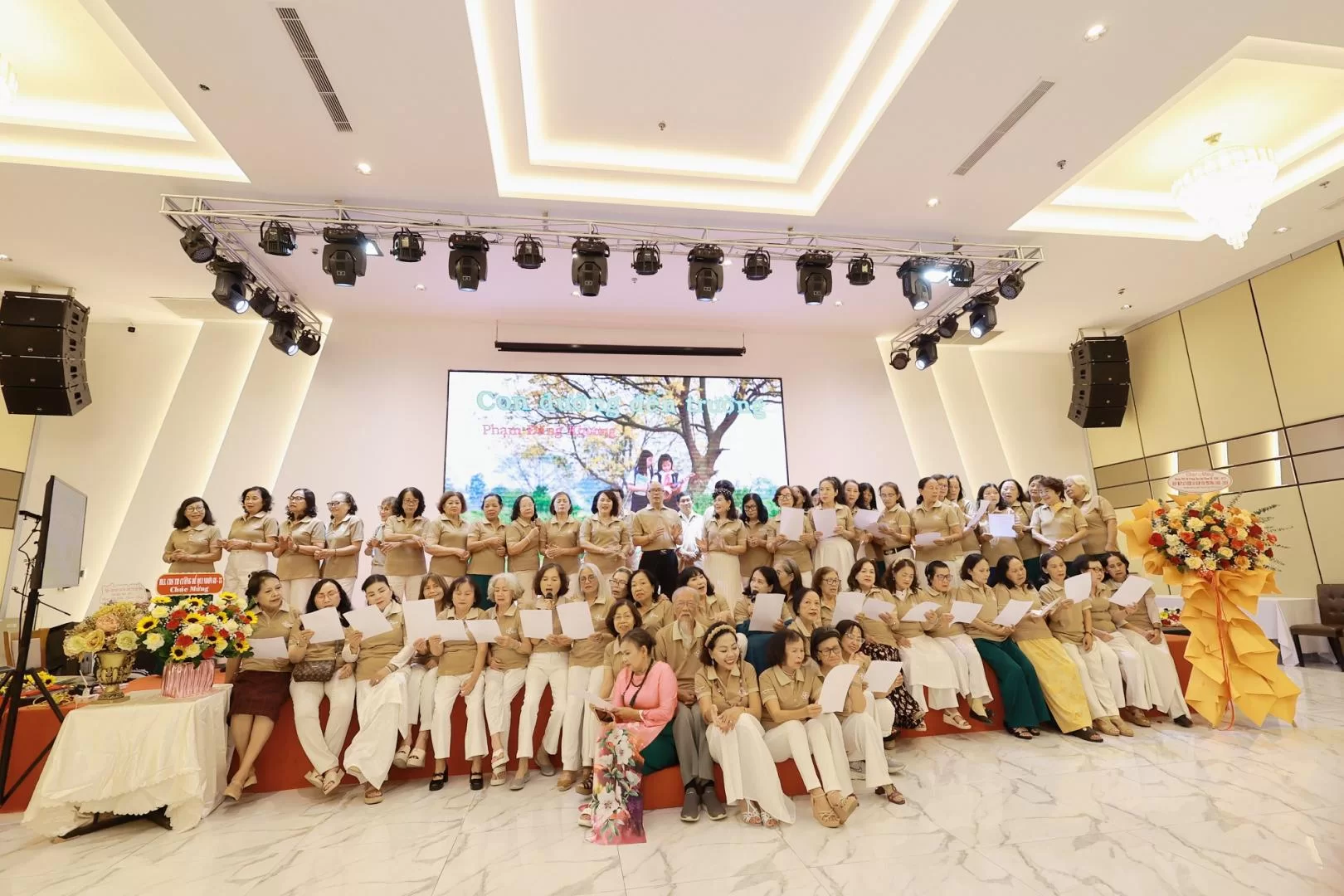 các cựu nữ sinh hẹn gặp lại trong ngày gần nhất